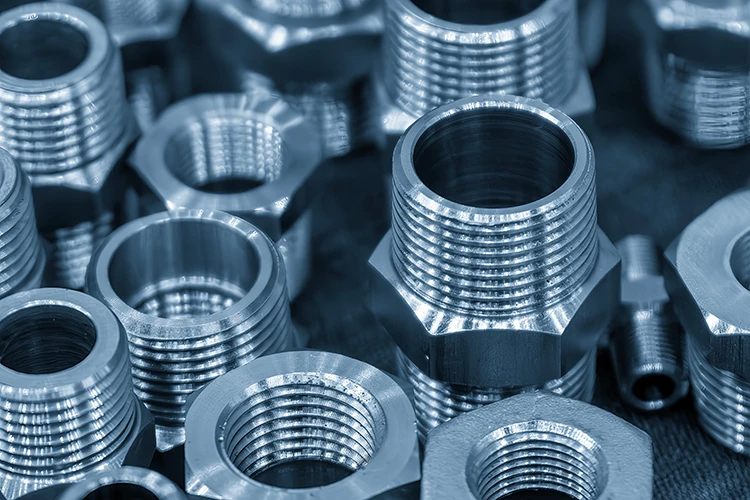 Filettatura di un tubo in ferro a Parma