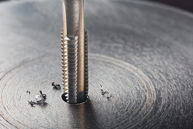 Filettatura di una lastra di metallo a Modena