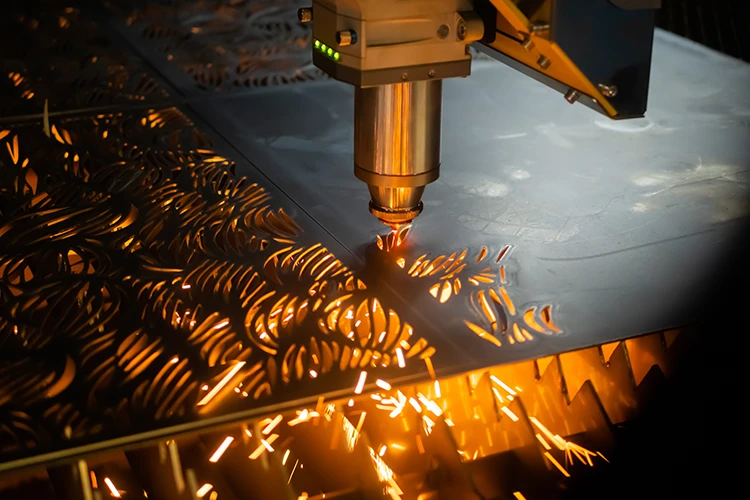 Laser automatico CNC taglia una lamiera a Reggio Emilia