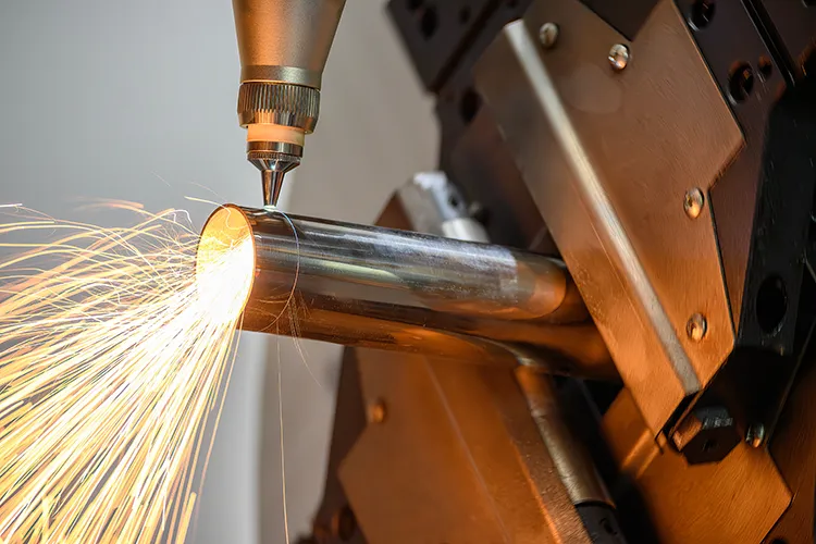 Laser taglia un tubo conto terzi a Modena