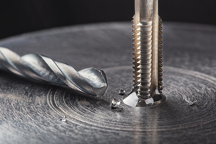 Macchinario esegue la filettatura su un metallo a Modena