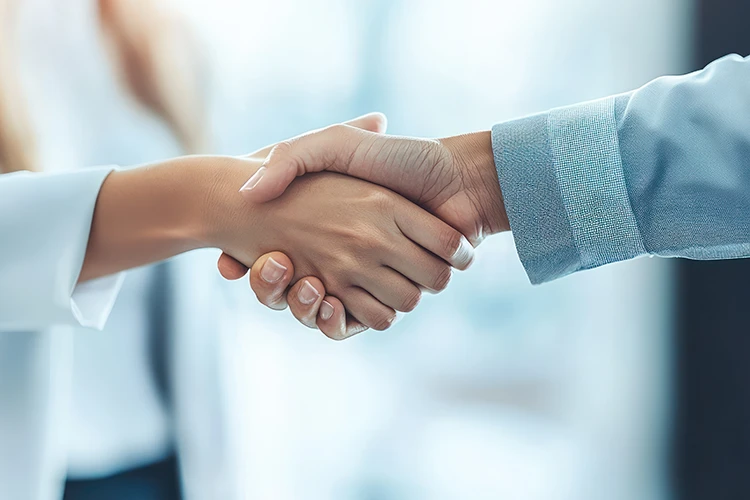 Mani che si stringono tra cliente e dipendente di SC Srl