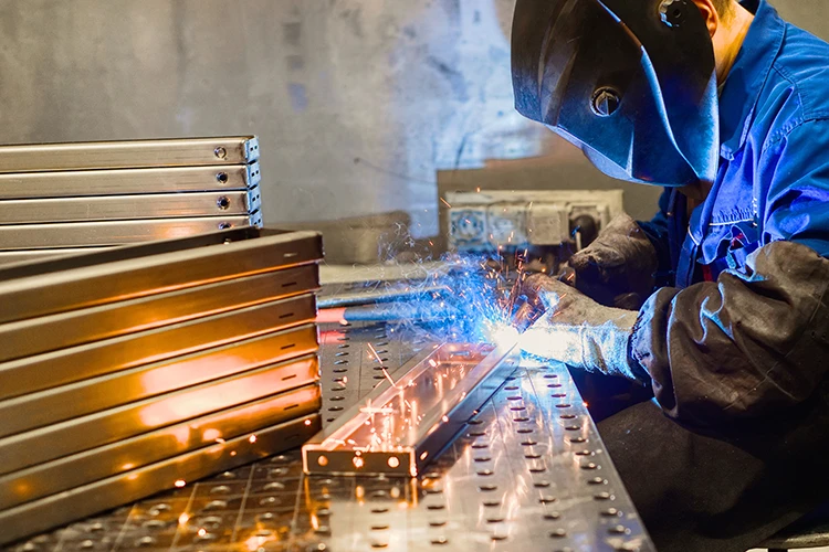 Operatore salda pezzi in ferro a Modena