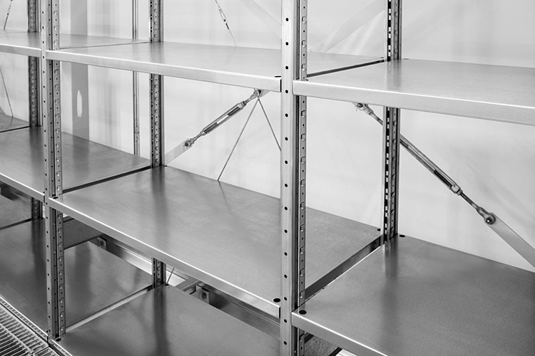 Scaffale-in-metallo-per-negozio-di-Modena