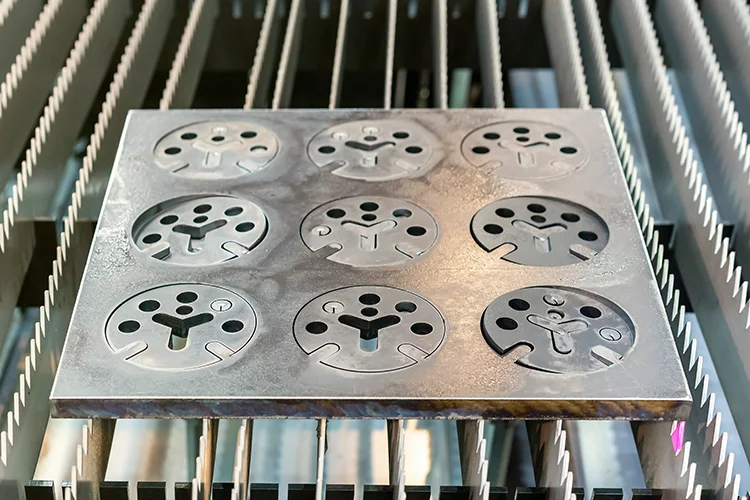 Svasatura di metallo con fori e disegno su misura a Modena