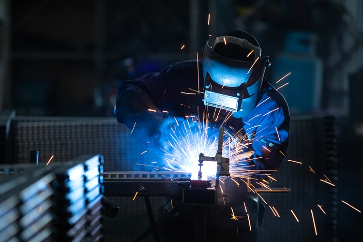 Tecnico esegue saldatura con macchinario TIG a Parma