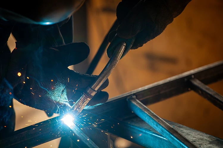 Tecnico salda scaffale per privati a Reggio Emilia